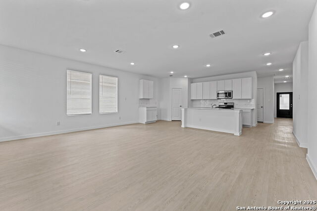 Listing photo id 6 for 724 Horsetail Ln