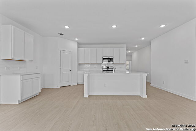 Listing photo id 7 for 724 Horsetail Ln