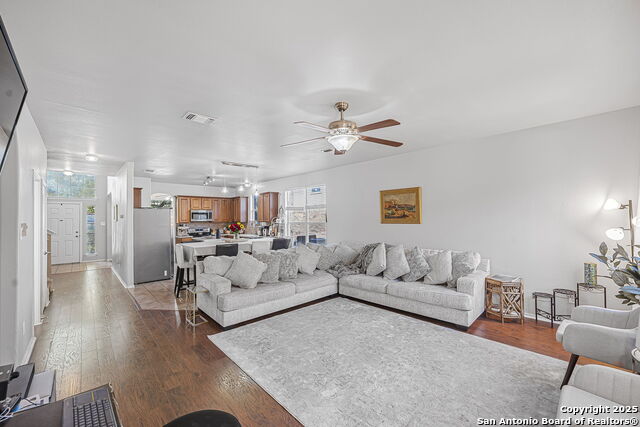 Image 22 of 50 For 834 Point Crossing