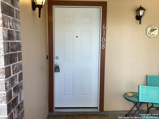 Listing photo id 1 for 6108 Evers  