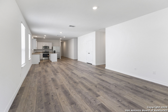 Listing photo id 5 for 8119 Harmick Circle