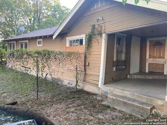 Image 2 of 2 For 2411 Zarzamora