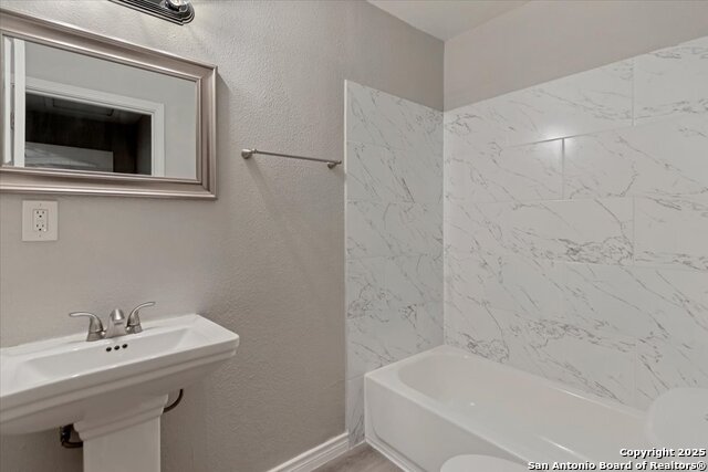 Image 11 of 26 For 450 Millwood Ln