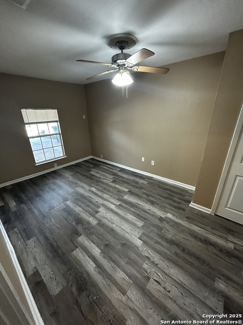 Listing photo id 15 for 1826 Laven Dr