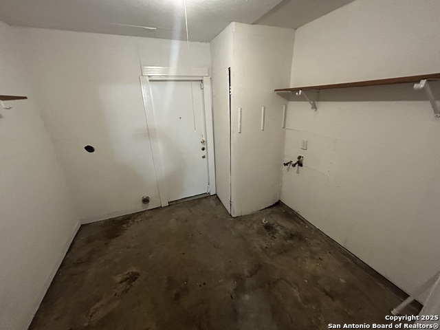 Listing photo id 17 for 1826 Laven Dr