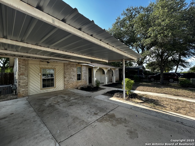 Listing photo id 0 for 1826 Laven Dr
