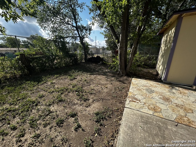 Listing photo id 21 for 1826 Laven Dr