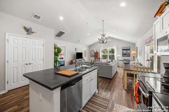 Image 26 of 36 For 420 Belmont  