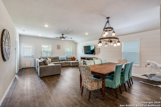 Listing photo id 8 for 816 Indigo Way