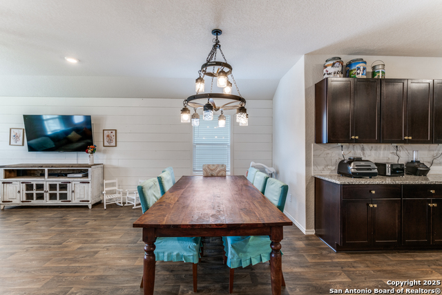 Listing photo id 9 for 816 Indigo Way