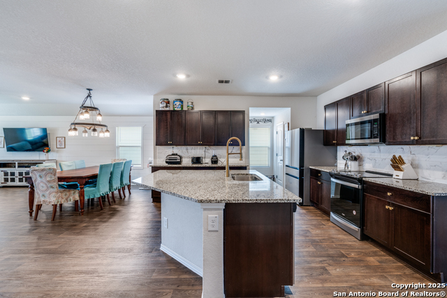 Listing photo id 10 for 816 Indigo Way