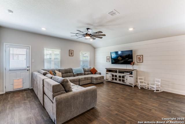 Listing photo id 2 for 816 Indigo Way