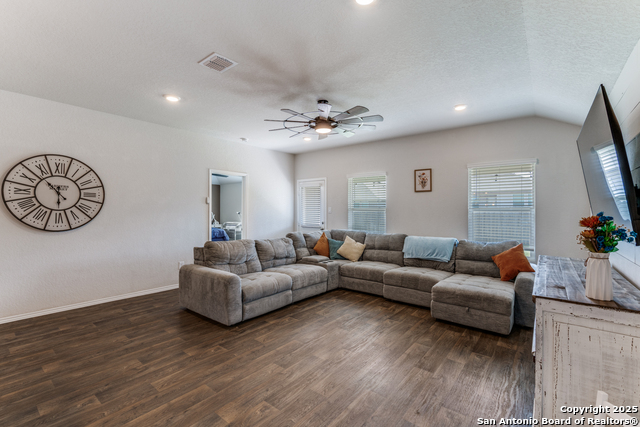 Listing photo id 3 for 816 Indigo Way