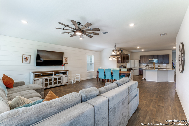 Listing photo id 4 for 816 Indigo Way