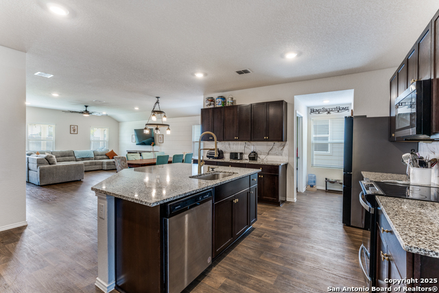Listing photo id 5 for 816 Indigo Way