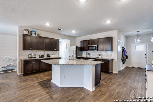 Listing photo id 6 for 816 Indigo Way