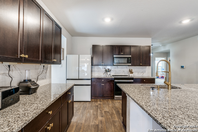 Listing photo id 7 for 816 Indigo Way