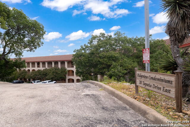 Listing photo id 3 for 20 Tapatio  205