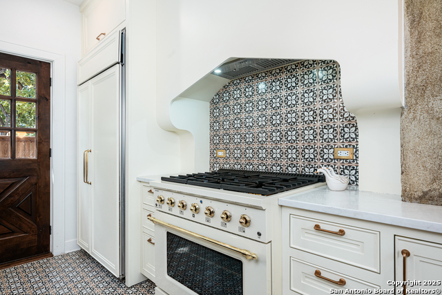 Listing photo id 9 for 211 Mary Louise