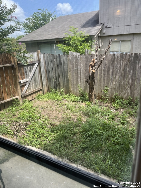 Listing photo id 11 for 10649 Starcrest