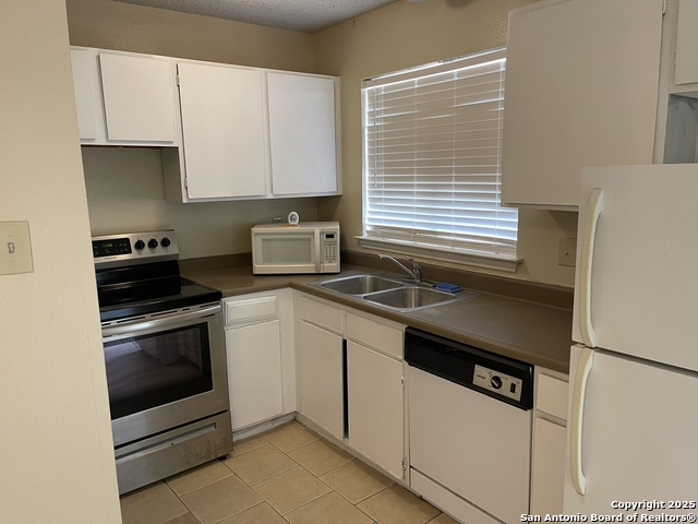 Listing photo id 3 for 10649 Starcrest