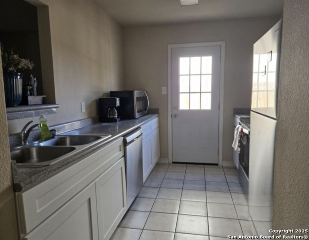 Listing photo id 3 for 9514 Celine  