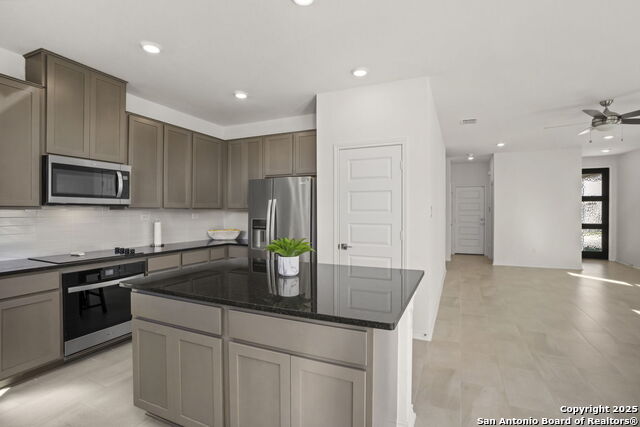 Image 19 of 35 For 14839 Vance Jackson #508