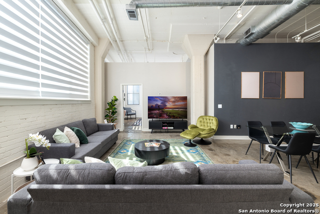 Image 11 of 62 For 1401 Flores S 202