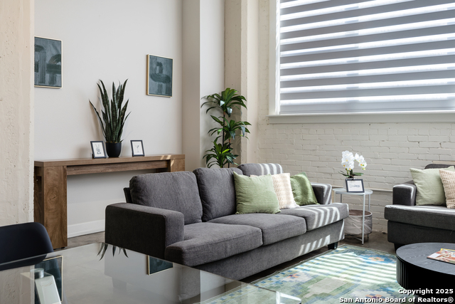 Image 12 of 62 For 1401 Flores S 202