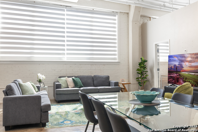 Image 13 of 62 For 1401 Flores S 202