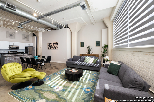 Image 2 of 62 For 1401 Flores S 202