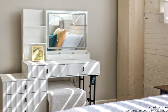 Image 32 of 62 For 1401 Flores S 202