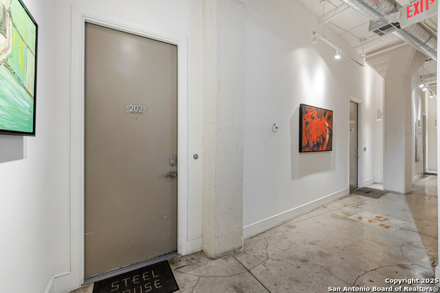 Image 46 of 62 For 1401 Flores S 202