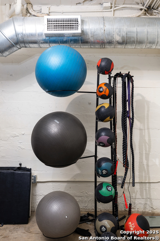 Image 49 of 62 For 1401 Flores S 202