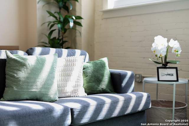 Image 5 of 62 For 1401 Flores S 202