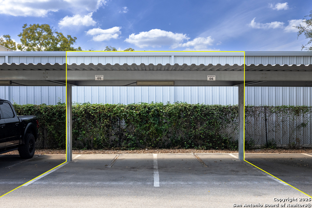 Image 53 of 62 For 1401 Flores S 202