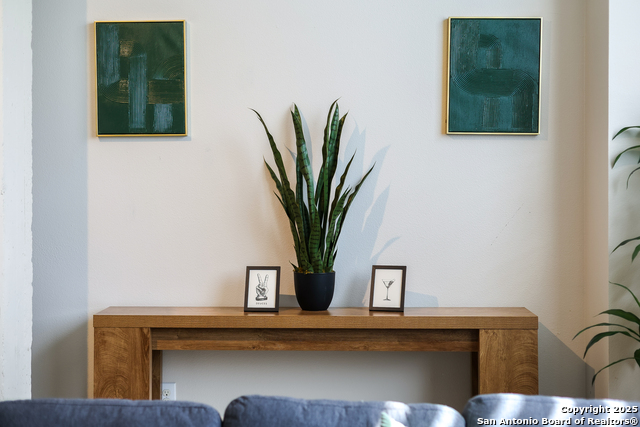 Image 7 of 62 For 1401 Flores S 202