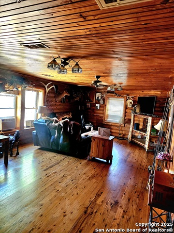 Listing photo id 9 for 13733 Fm 541