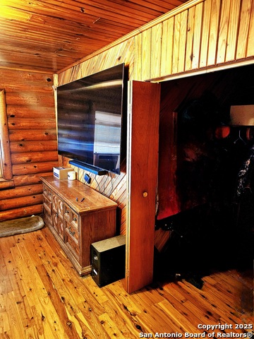 Listing photo id 13 for 13733 Fm 541