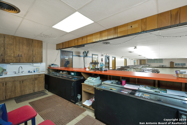 Listing photo id 11 for 2918 Kingsbury W