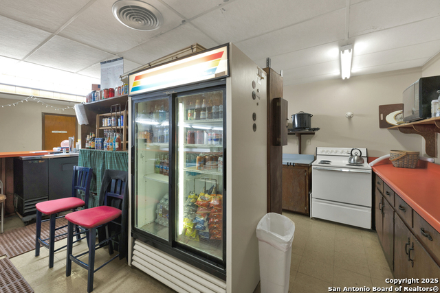 Listing photo id 12 for 2918 Kingsbury W