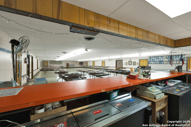 Listing photo id 13 for 2918 Kingsbury W