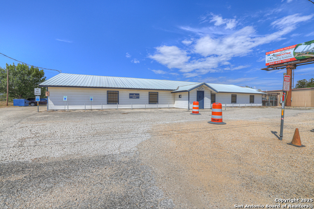 Listing photo id 0 for 2918 Kingsbury W