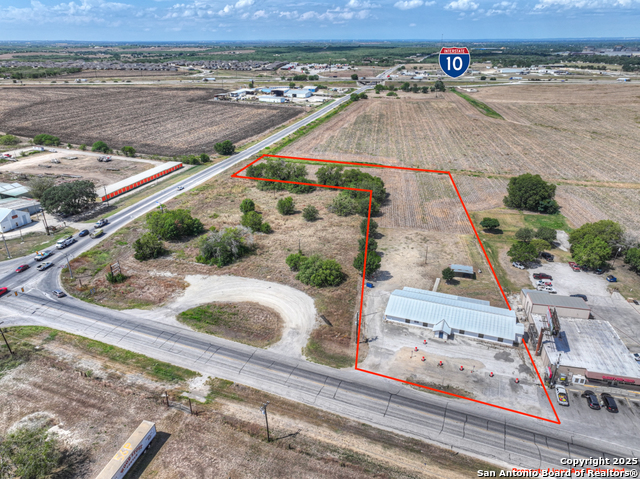 Listing photo id 1 for 2918 Kingsbury W