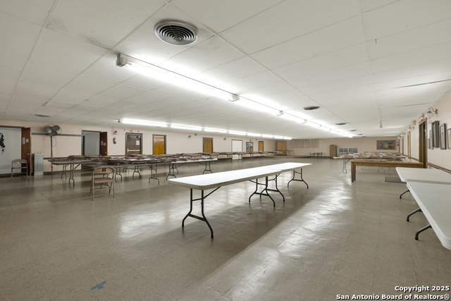 Listing photo id 6 for 2918 Kingsbury W