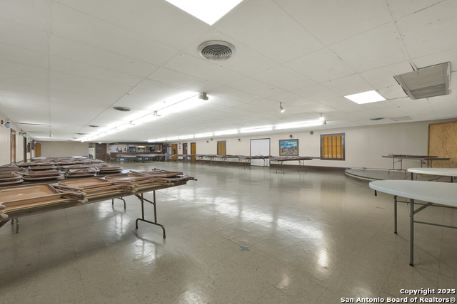 Listing photo id 7 for 2918 Kingsbury W