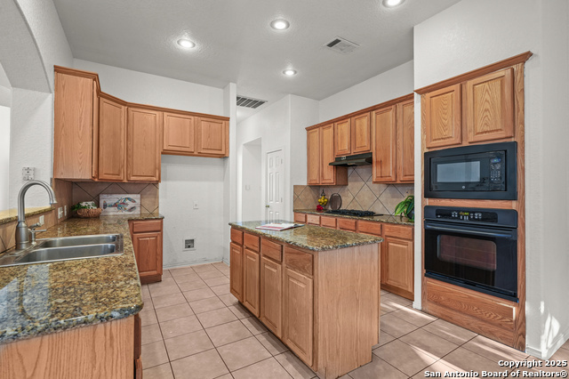 Listing photo id 10 for 3330 Edge View