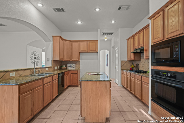 Listing photo id 11 for 3330 Edge View