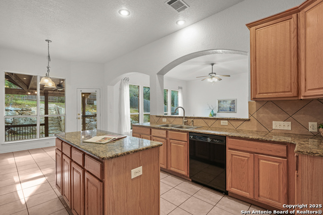 Listing photo id 13 for 3330 Edge View