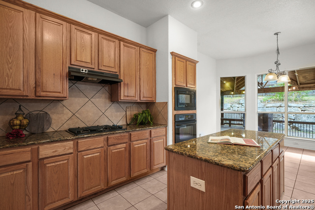 Listing photo id 14 for 3330 Edge View